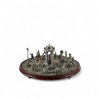 COLEC&Ccedil;&Otilde;ES PHILAE - GRUPO ESCULT&Oacute;RICO. Conjunto composto em 19 partes em metal e base em madeira 