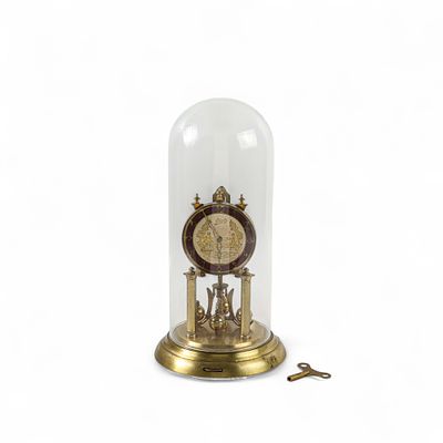 SCHATZ - REL&Oacute;GIO DE MESA COM REDOMA. Rel&oacute;gio de mesa de movimento mec&acirc;nico, em lat&atilde;o dourado e 