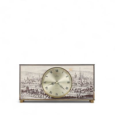 JUNGHANS, REL&Oacute;GIO DE MESA. Rel&oacute;gio de mesa em lat&atilde;o e outros materiais, decora&ccedil;&atilde;o de motivo 