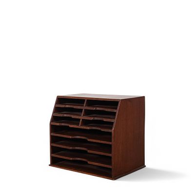 ARQUIVADOR DE MESA. Arquivador de mesa em madeira de mogno, com dez divis&oacute;rias. Produ&ccedil;&atilde;o 