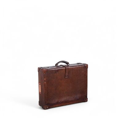 MALA DE VIAGEM VINTAGE EM COURO. Mala de viagem em couro e outros materiais aplica&ccedil;&otilde;es em metal 