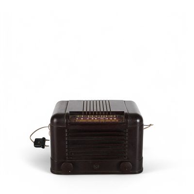 RCA, R&Aacute;DIO VINTAGE. R&aacute;dio em baquelite, tecido vidro e outros materiais, RCA Victor Model Q10-3. 