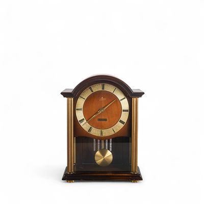 REL&Oacute;GIO DE MESA. Rel&oacute;gio de mesa Junghans com caixa em madeira, com p&eacute;s e aplica&ccedil;&otilde;es em metal 