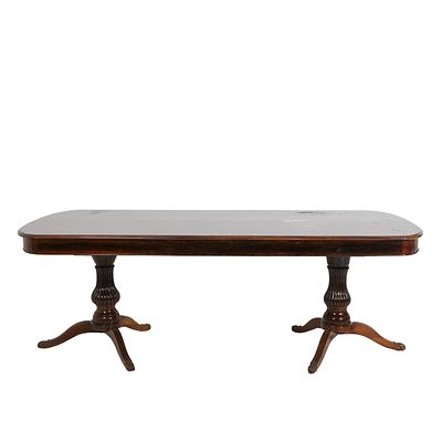 MESA DE JANTAR ESTILO JORGE III. Mesa de jantar estilo Jorge III em pau santo e folheado de pau 