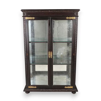 VITRINE. Vitrine em madeira de castanho escurecido, duas portas e laterais com vidros lapidados 