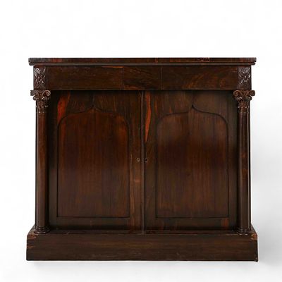 APARADOR. Aparador em madeira de mogno e folhado de mogno e outras madeiras, entalhada, caixa 