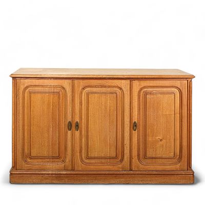 APARADOR EM MADEIRA MACI&Ccedil;A. Aparador em madeira maci&ccedil;a de carvalho franc&ecirc;s, com 3 portas 