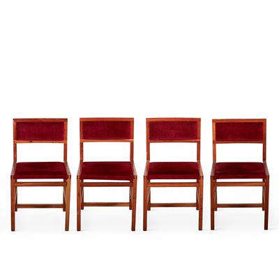 CONJUNTO DE 4 CADEIRAS. Conjunto de quatro cadeiras em madeira de pinho maci&ccedil;o, espaldares e 