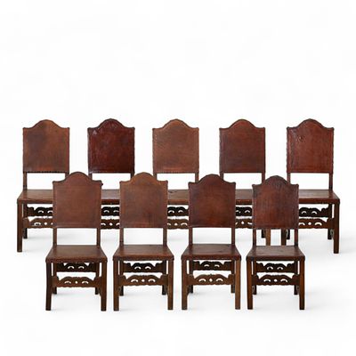 CADEIRAS DE SALA DE JANTAR. Conjunto de 9 cadeiras em madeira de castanho, travejamentos 