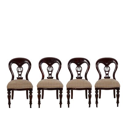 CONJUNTO DE 4 CADEIRAS. Conjunto de 4 cadeiras em madeira de mogno entalhado, espaldar vazado e 