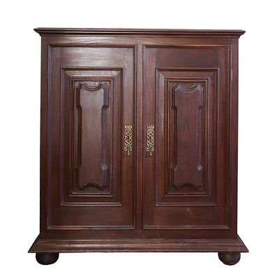 M&Oacute;VEL DE APOIO. M&oacute;vel em madeira de mogno. Corpo com duas portas com ferragens em liga de 