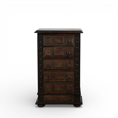 M&Oacute;VEL DE APOIO. M&oacute;vel de apoio em castanho escurecido com cinco gavetas com decora&ccedil;&atilde;o almofadada 