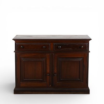 APARADOR R&Uacute;STICO. Aparador de estilo r&uacute;stico em madeira de mogno com duas gavetas e duas portas 