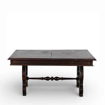 MESA DE JANTAR. Mesa de Jantar em mogno e folheada, tampo retangular, com uma t&aacute;bua de 