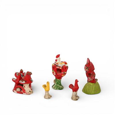 CONJUNTO DE APITOS 'AVES' EM BARRO. Conjunto de cinco esculturas apito em barro policromado, com 