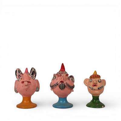 ROSA C&Ocirc;TA - CONJUNTO DE CABE&Ccedil;UDOS EM BARRO. Conjunto de tr&ecirc;s esculturas em barro policromado, em 