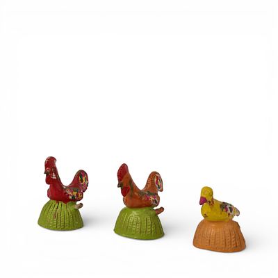 J&Uacute;LIA C&Ocirc;TA - APITOS 'AVES'. Conjunto de tr&ecirc;s esculturas em barro policromado, duas em forma de 