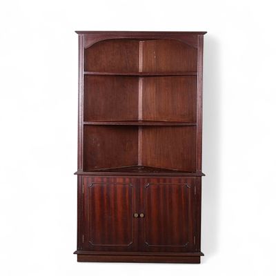 CANTONEIRA. Cantoneira em madeira de castanho, corpo com duas portas e duas prateleiras. 