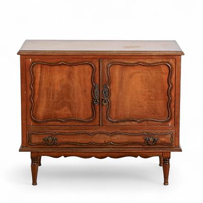 M&Oacute;VEL DE APOIO. M&oacute;vel de apoio em madeira de carvalho e outras madeiras, caixa com duas portas e 