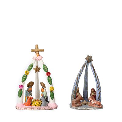 PAR DE PRES&Eacute;PIOS. Par de pres&eacute;pios em barro moldado e policromado com representa&ccedil;&atilde;o de grupo 