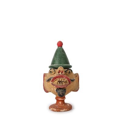 ESCULTURA COM CHAP&Eacute;U EM BARRO. Escultura figurativa em barro branco moldado e policromado, com 