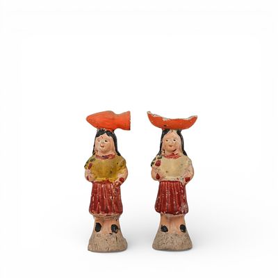 PAR DE APITOS MULHERES. Par de esculturas em barro moldado e policromada com representa&ccedil;&atilde;o de 
