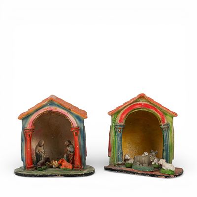 PAR DE PRES&Eacute;PIOS. Conjunto de dois pres&eacute;pios em barro policromado de Barcelos, estrutura em 