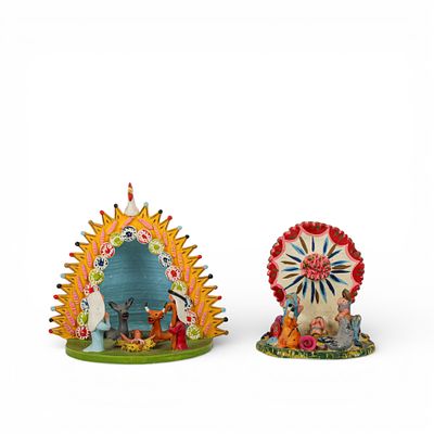 J&Uacute;LIA C&Ocirc;TA/ F. BARA&Ccedil;A - PAR DE PRES&Eacute;PIOS. Par de pres&eacute;pios em barro moldado com decora&ccedil;&atilde;o 