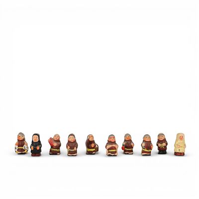CONJUNTO DE FIGURAS RELIGIOSAS EM MINIATURA. Conjunto composto por 10 pe&ccedil;as de barro figurado de 