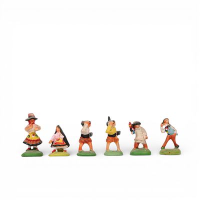 FIGURAS REGIONAIS EM MINIATURAS. Conjunto de seis figuras em barro policromado representando 