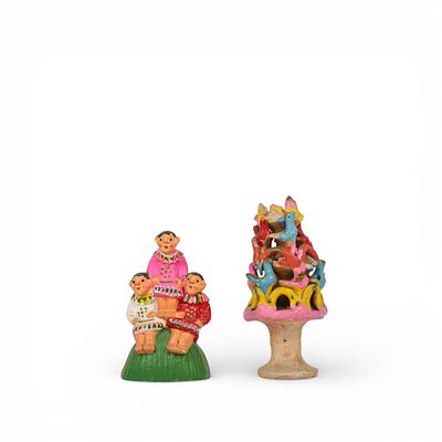 ESCULTURAS EM BARRO. Par de esculturas em barro figurado de Barcelos, decora&ccedil;&atilde;o policromada 