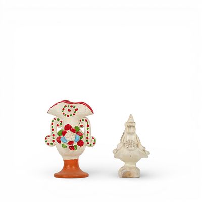 ESCULTURAS EM BARRO. Conjunto de galo e de jarra de altar em barro moldado com decora&ccedil;&atilde;o 