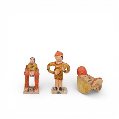 CONJUNTO DE APITOS FIGURATIVOS. Conjunto de tr&ecirc;s apitos figurativos em barro moldado e 