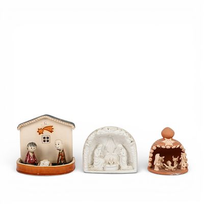 PRES&Eacute;PIOS. Conjunto de tr&ecirc;s pres&eacute;pios em barro, gesso, e cer&acirc;mica, com decora&ccedil;&atilde;o policromada e 