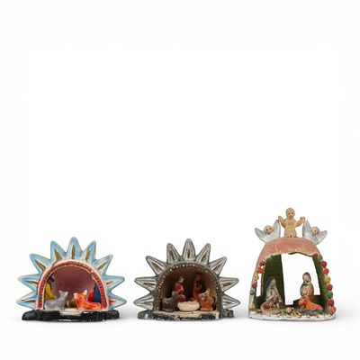 CONJUNTO DE PRES&Eacute;PIOS. Conjunto de tr&ecirc;s pres&eacute;pios em barro popular policromado de Barcelos, com 