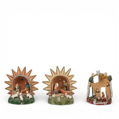 CONJUNTO DE PRES&Eacute;PIOS. Conjunto de tr&ecirc;s pres&eacute;pios em barro popular policromado de Barcelos, em 