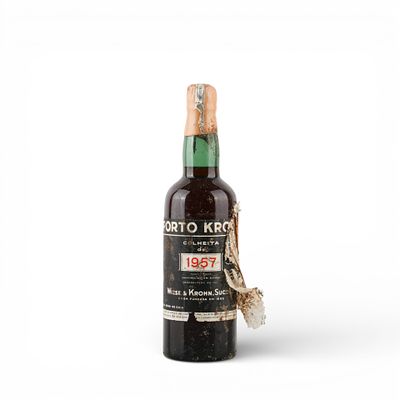 KROHN`S 1957. Garrafa de vinho do Porto Krohn`s 1957, 75 cl. 
Pequena perda, r&oacute;tulo danificado 