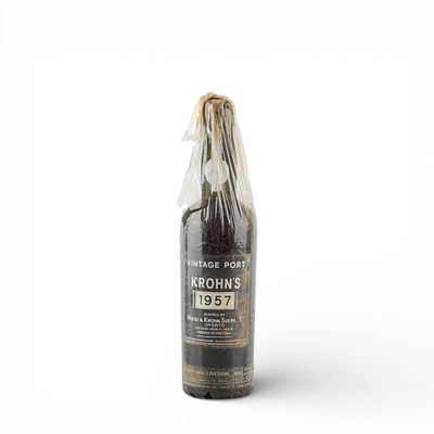 KROHN`S 1957. Garrafa de vinho do Porto Krohn`s 1957, 75 cl. 
Pequena perda, r&oacute;tulo danificado 