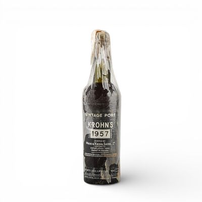 KROHN`S 1957. Garrafa de vinho do Porto Krohn`s 1957, 75 cl. 
Pequena perda, r&oacute;tulo danificado 