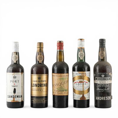 VINHOS DO PORTO. Conjunto de cinco garrafas de vinho do Porto, Frasqueira, Sandeman Port Tawny 