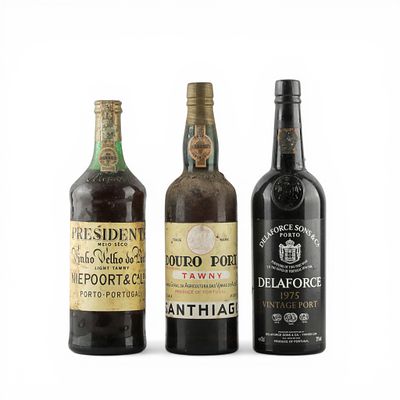 VINHOS DO PORTO. Conjunto de tr&ecirc;s garrafas de vinho de Porto, Delaforce Vintage Port 1975 