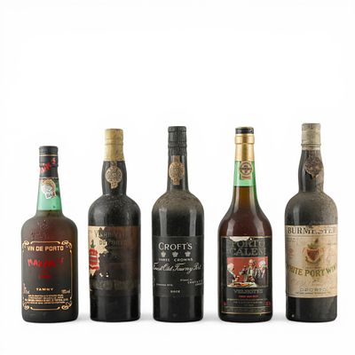 VINHOS DO PORTO. Conjunto de cinco vinhos do Porto, Croft&acute;s 3 coroas, Maxim&acute;s de Paris tawny 