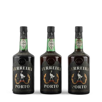 VINHO DO PORTO. Conjunto de tr&ecirc;s garrafas de vinho do Porto, duas Ferreira Rodo e uma Ferreira 