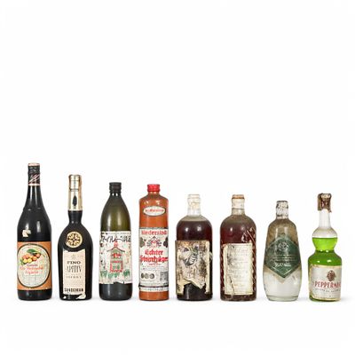 CONJUNTO DE BEBIDAS LICOROSAS. Conjunto de oito garrafas: Peppermint, Abadia de Alcoba&ccedil;a. 