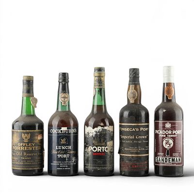 VINHOS DO PORTO. Conjunto de cinco garrafas de vinho do Porto, Sandeman Picador Port fine Tawny 