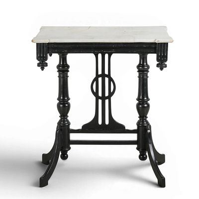 MESA DE APOIO COM M&Aacute;RMORE. Mesa de apoio em madeira escurecida com decora&ccedil;&atilde;o entalhada e vazada 