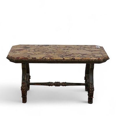 MESA DE FRENTE DE SOF&Aacute;. Mesa de frente de sof&aacute; em madeira entalhada e pintada a verde e dourado 