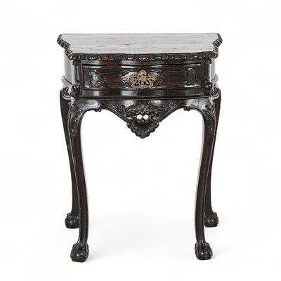 MESA DE CABECEIRA D. JO&Atilde;O V. Mesa de cabeceira, estilo D. Jo&atilde;o V, em castanho escurecido com 