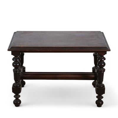 MESA DE FRENTE DE SOF&Aacute;. Mesa em madeira de castanho, tampo de formato retangular, pernas 