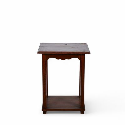 MESA DEAPOIO. Mesa r&uacute;stica em madeira de carvalho, tampo de formato quadrangular, saial saliente 
